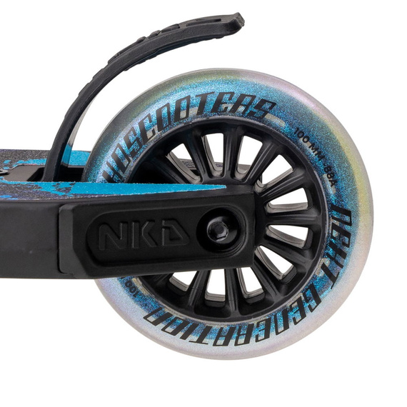 NKD Next Generation Black/Blue Vysoce výkonná hliníková lehká koloběžka pro mladé jezdce. 79,4 cm