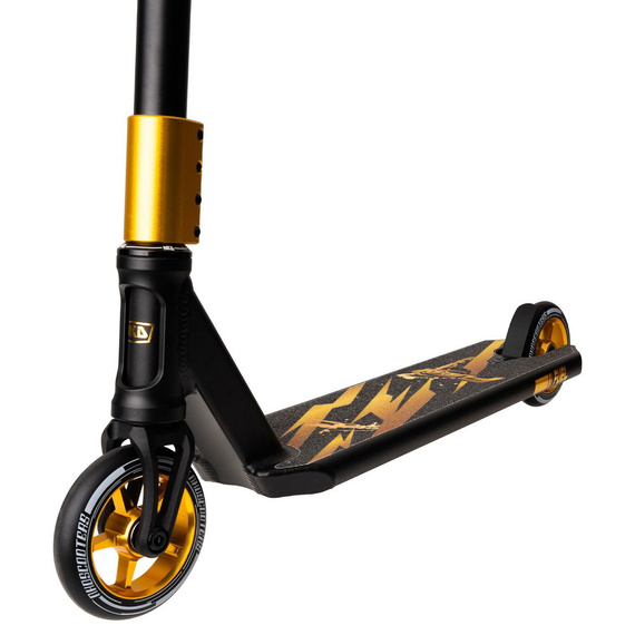 Výkonnostní skútr NKD Fuel Black and Gold wys. 92 cm