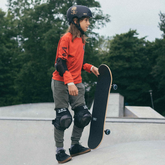 NKX Brain Saver Skateboardová helma černo-zlatá lebka