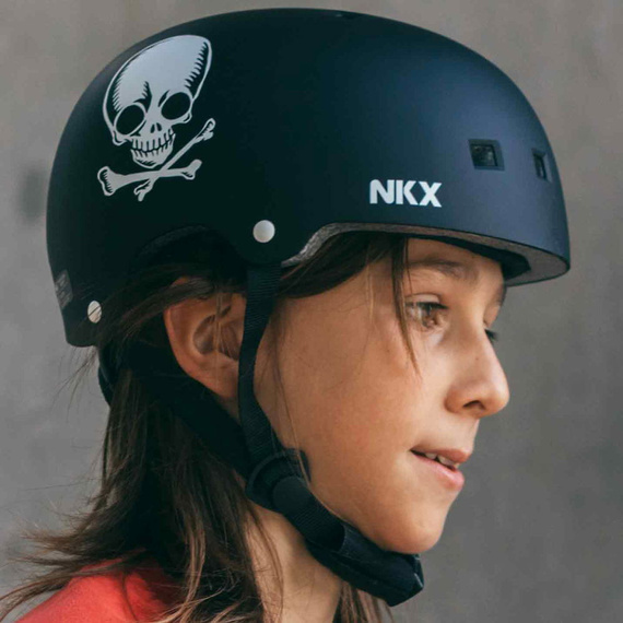 NKX Brain Saver Skateboardová helma Black Skull 