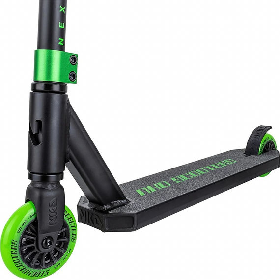 Zeleno-černá vysoce výkonná hliníková koloběžka nové generace NKD pro mladé jezdce. 79,4 cm