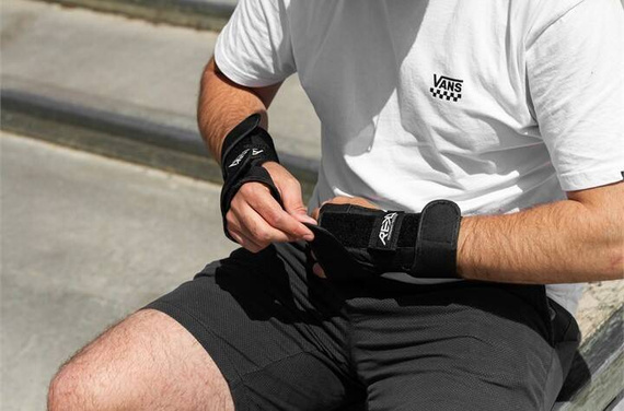 REKD Chrániče zápěstí černé M