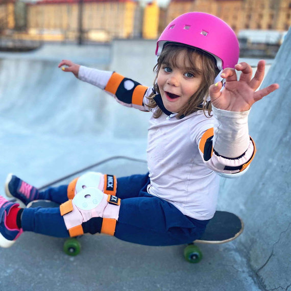 NKX Brain Saver Flower Pink and White Skateboardová helma