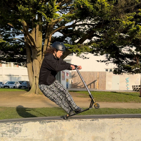 Výkonný skútr NKD Mono Black and Red wys. 89 cm