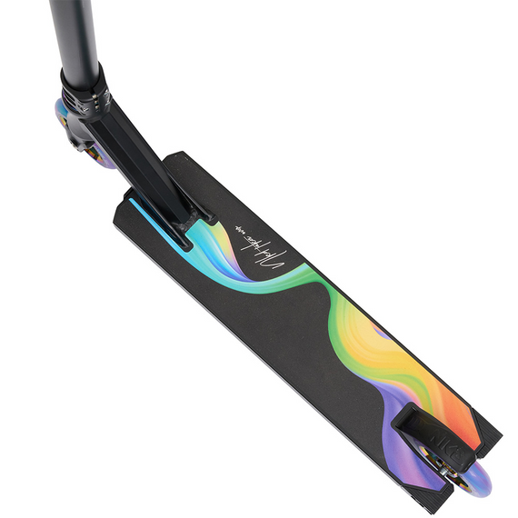 Výkonnostní skútr NKD Rally V4 Black & Rainbow wys. 83 cm