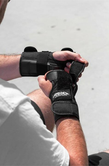 REKD Chrániče zápěstí černé L