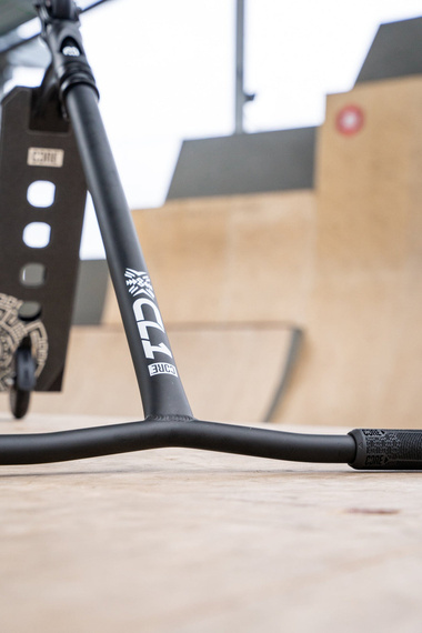 CORE CD1 Kompletní kaskadérská koloběžka červená/černá wys. 81 cm