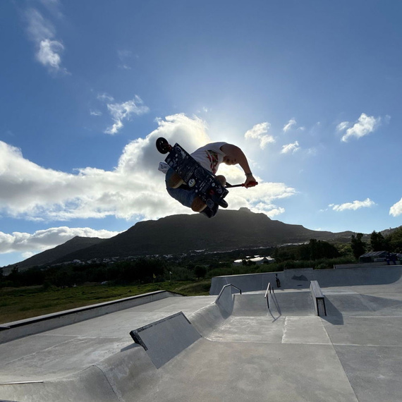 Výkonný skútr NKD Mono Black & Rainbow wys. 89 cm