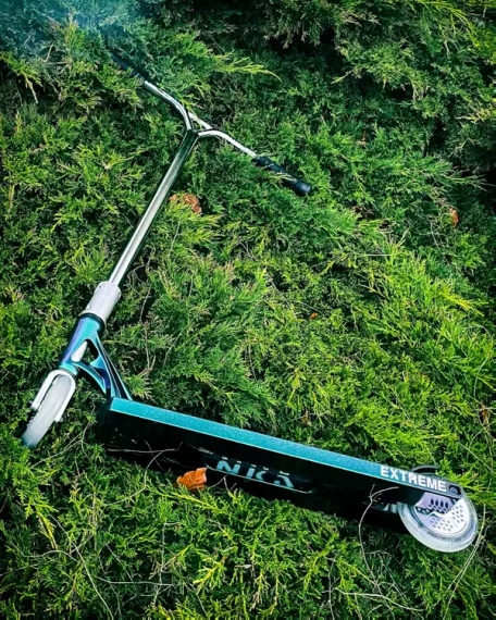 Výkonnostní koloběžka Velká hliníková lehká široká řídítka a platforma NKD Extreme Black wys. 91 cm