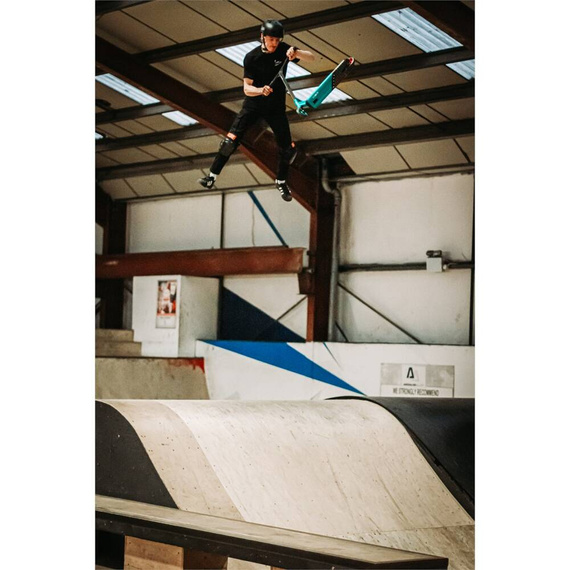 Dětská výkonnostní koloběžka SLAMM Assault Blue 84 cm 