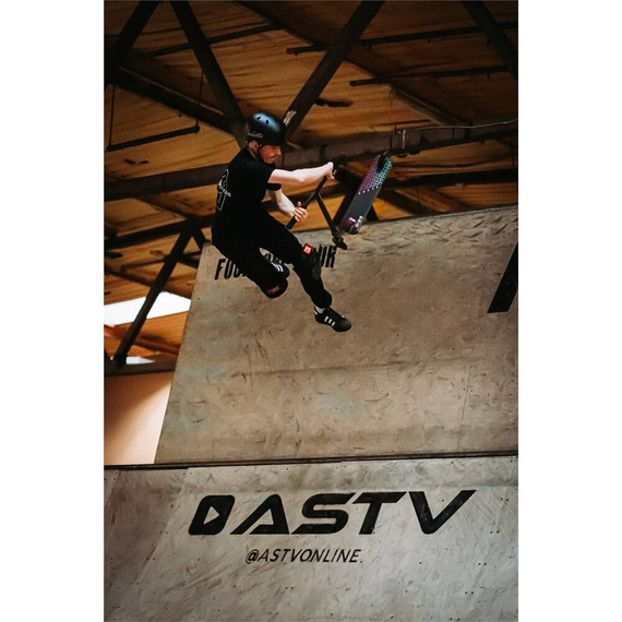 Dětská výkonnostní koloběžka SLAMM Assault Neochrome 84 cm