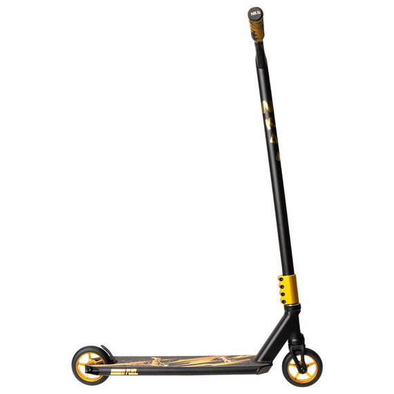 Výkonnostní skútr NKD Fuel Black and Gold wys. 92 cm
