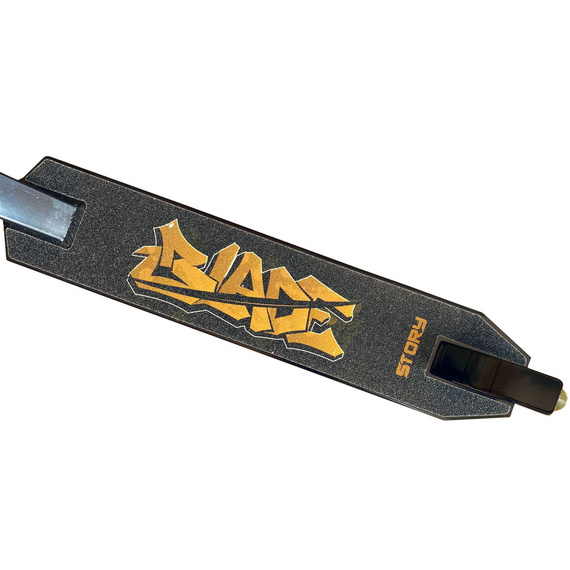 Příběh Blade Stunt Scooter Black and Gold wys. 75 cm