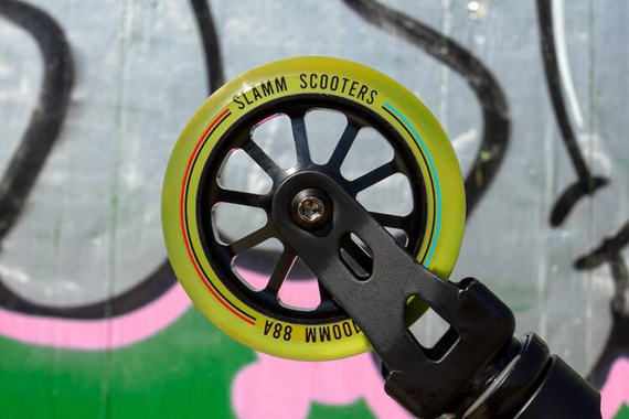 Výkonný skútr 83,5 cm SLAMM Classic V9 Black and Yellow