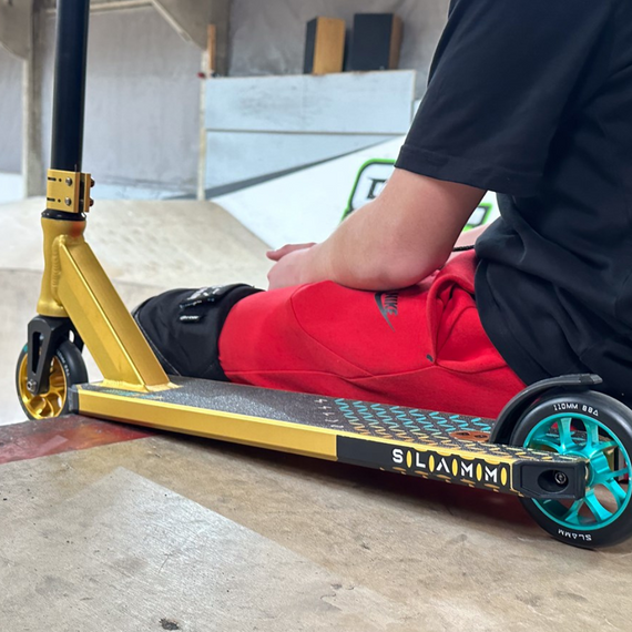 Dětská výkonnostní koloběžka SLAMM Assault Gold 84 cm