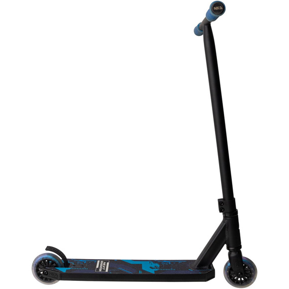 NKD Next Generation Black/Blue Vysoce výkonná hliníková lehká koloběžka pro mladé jezdce. 79,4 cm