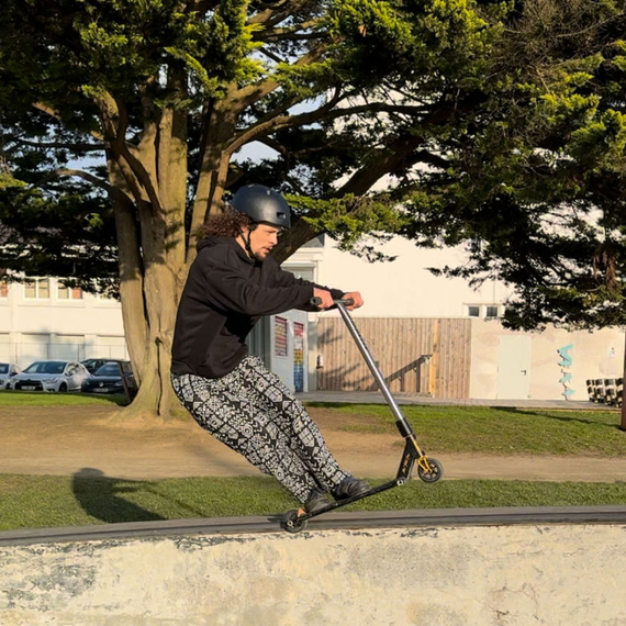 Výkonný skútr NKD Mono Black and Red wys. 95 cm