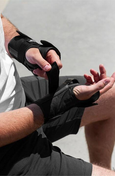 REKD Chrániče zápěstí černé S