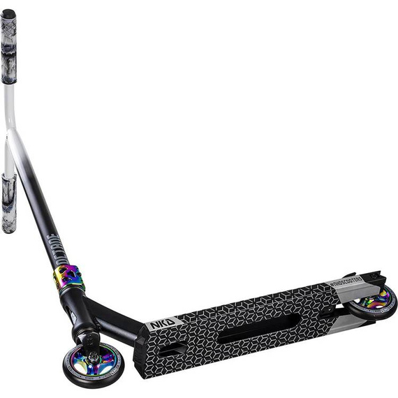 Výkonný skútr NKD Octane Black a Rainbow High. 82 cm 