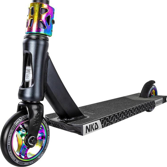 Výkonný skútr NKD Octane Black a Rainbow High. 82 cm 