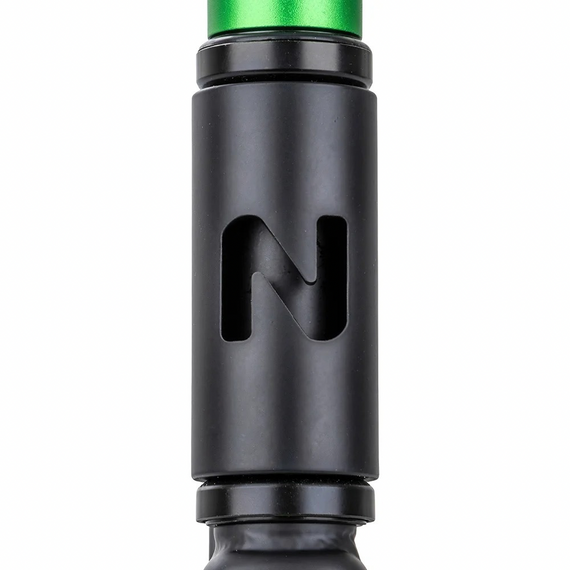 Zeleno-černá vysoce výkonná hliníková koloběžka nové generace NKD pro mladé jezdce. 79,4 cm