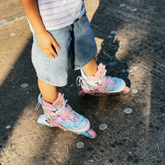 Story Spike Nastavitelné inline brusle Námořnická modrá LED