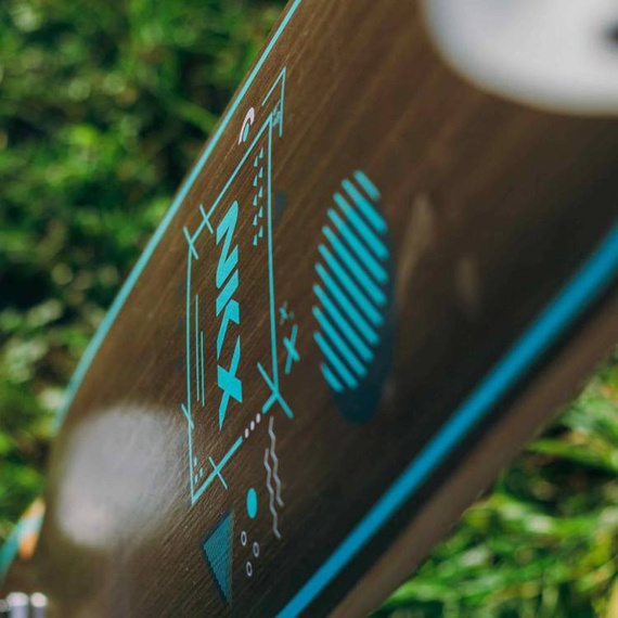 Longboard pro tanečníky NKX Geometric Walnut Green 117 cm