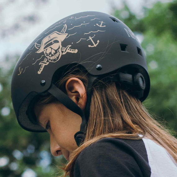 NKX Brain Saver Skateboardová helma Black and Gold Pirate