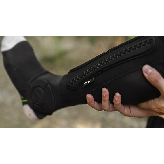 REKD Energy Covert Chrániče holení a kotníků krátké černé