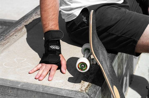 REKD Chrániče zápěstí černé L