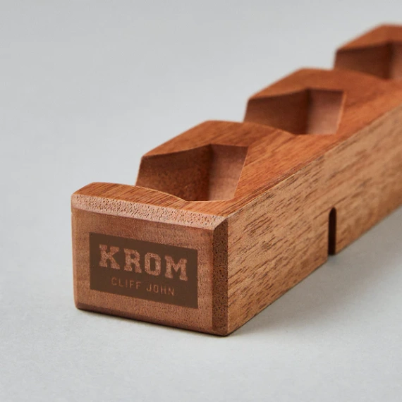 KROM Cliff John Mahagonový věšák na kendamy