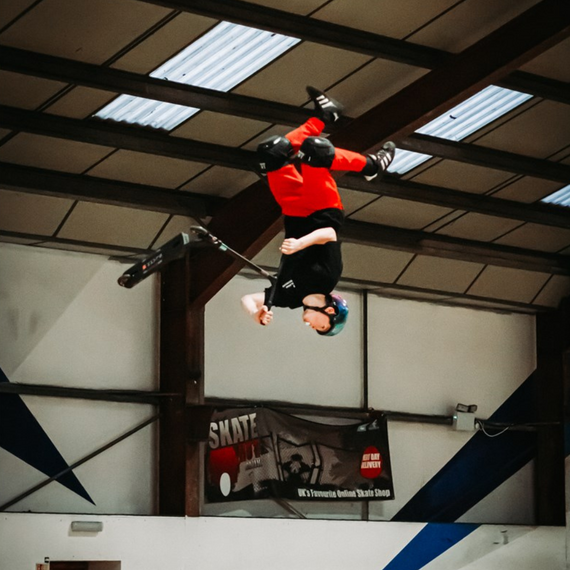 Koloběžka SLAMM Classic Stunt Neochrome 81,5 cm pro začátečníky 