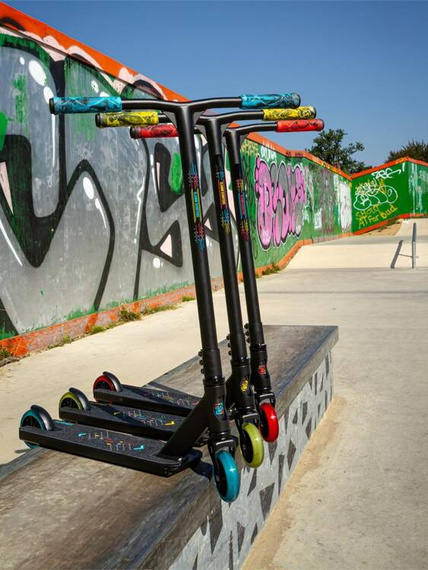 Výkonný skútr 83,5 cm SLAMM Classic V9 Black and Yellow