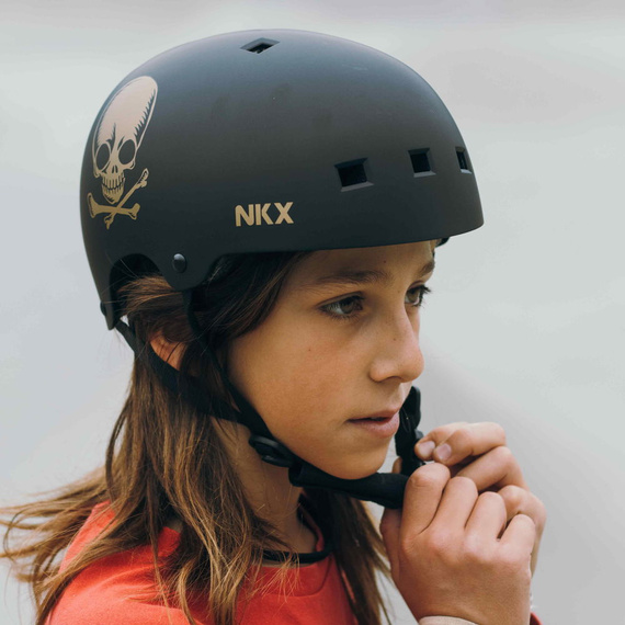 NKX Brain Saver Skateboardová helma černo-zlatá lebka